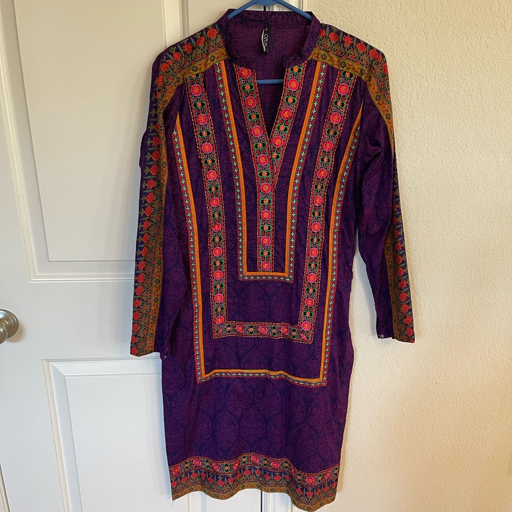 Beautiful Pakistani/Indian designer embroidered kurti from Origins. Size medium